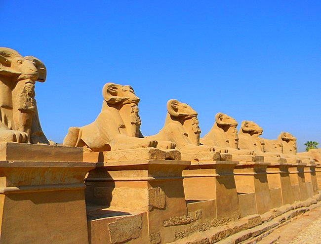 Как уже говорилось, каждый фараон стремился что-то привнести в строительство Карнака. фото 