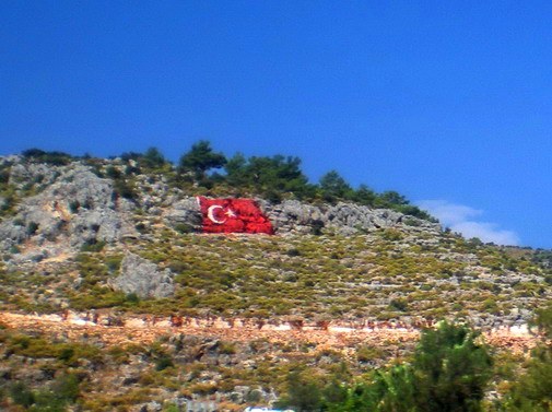  Экскурсии и достопримечательности  Кемера,  флаг на скале    фото 