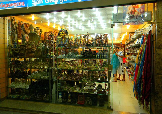 В каждом городе есть множество лавочек, где можно купить оригинальные сувениры